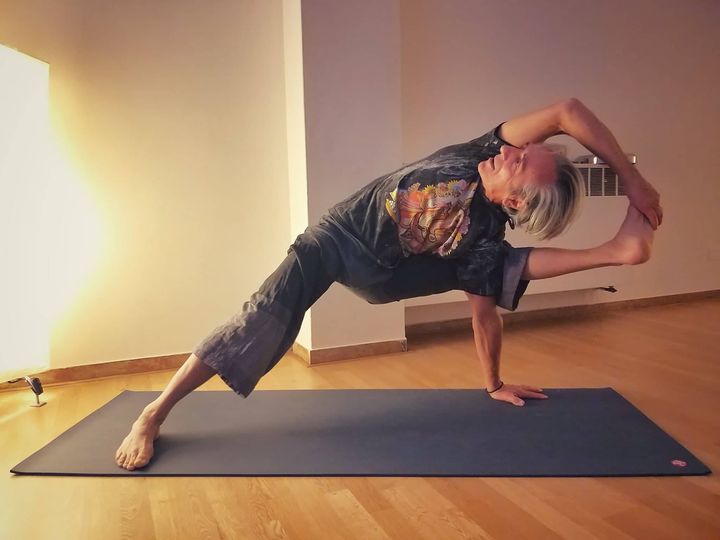 Viśvāmitrāsana, la posizione di Viśvāmitra